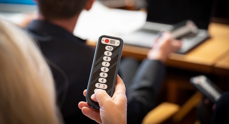 Symbolbild: Abstimmung im Parlamentssaal